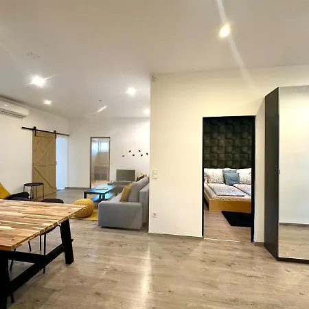 Forest - 3 Bedrooms & Free Parking דירה