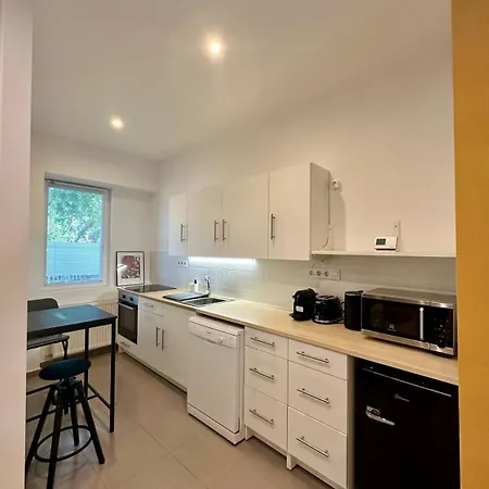 Forest - 3 Bedrooms & Free Parking Apartment