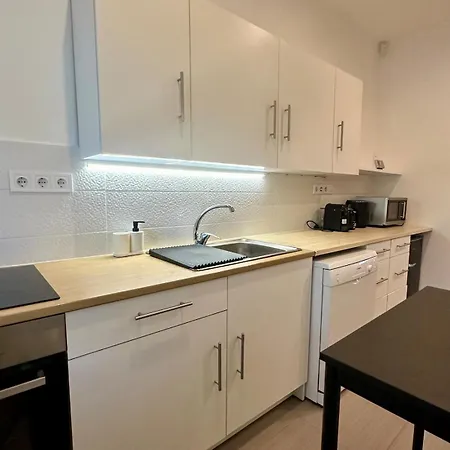 Forest - 3 Bedrooms & Free Parking Apartment