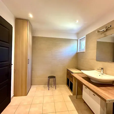 Forest - 3 Bedrooms & Free Parking Apartment *