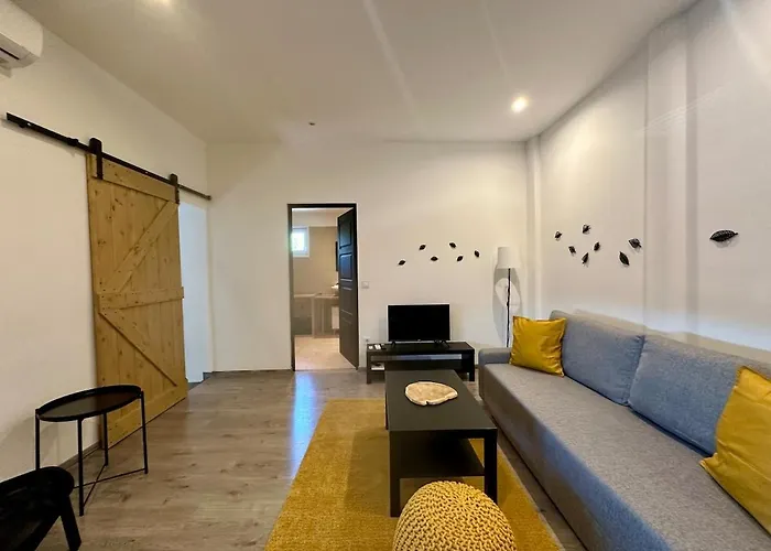 Forest - 3 Bedrooms & Free Parking *