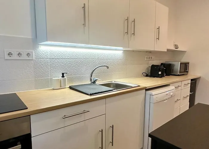 Forest - 3 Bedrooms & Free Parking Apartment