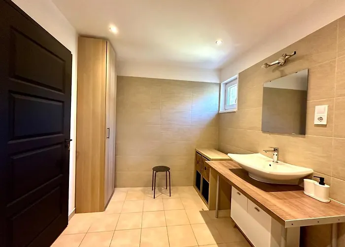 Forest - 3 Bedrooms & Free Parking Apartment *