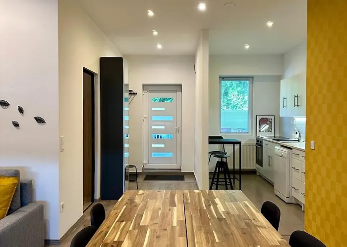 Forest - 3 Bedrooms & Free Parking Apartment Gödöllő