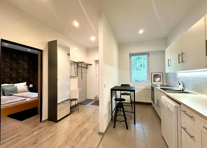 Forest - 3 Bedrooms & Free Parking Apartment *